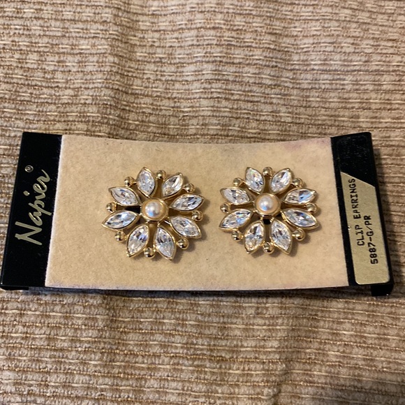 ⭐️NWT Vintage NAPIER Clip Earrings - Picture 2 of 7
